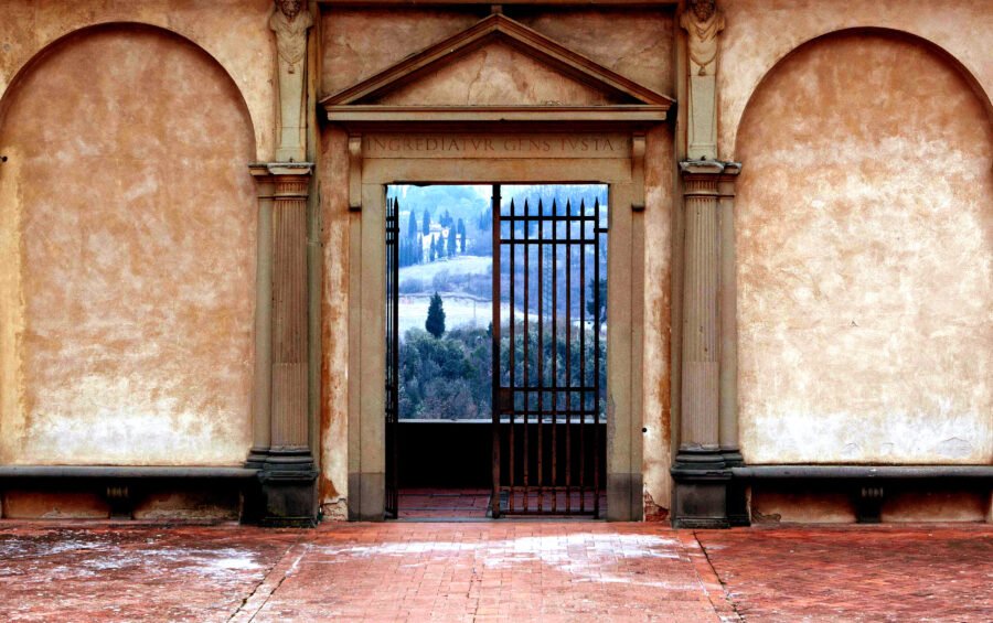 Firenze - Interno della Certosa ex- monastero certosino - porta che si affaccia sulle colline del Chianti