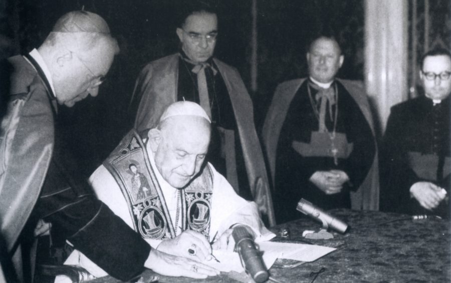 Vaticano, 9 aprile 1963.
Papa Giovanni XXIII firma l'enciclica "Pacem in Terris"